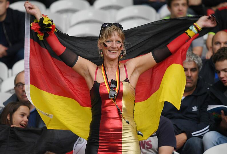 Die deutschen Fans feiern die Mannschaft in Lille. Hier gibt's die besten Bilder.