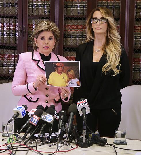 Neue Sex-Vorwürfe gegen Donald Trump: Auf einer Pressekonferenz beschuldigte die Porno-Darstellerin Jessica Drake (r.) den Immobilienmogul der sexuellen Belästigung.