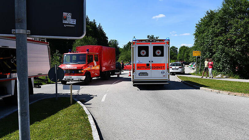 Beide Fahrzeuge sind komplett zerstört, ein Wagen fing nach dem Zusammenstoß sogar Feuer. Die Bilder aus Siegsdorf.