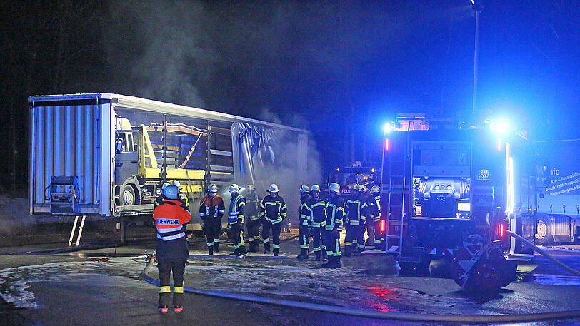 Kurioser Einsatz für die Feuerwehr in Bad Reichenhall. Dort brannte ein Lkw in einem Lkw-Anhänger. Die Bilder vom Einsatz.