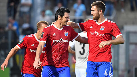 Dominik Stroh-Engel (li.) feiert mit Alexander Winkler (re.) seinen Treffer zum 1:0.