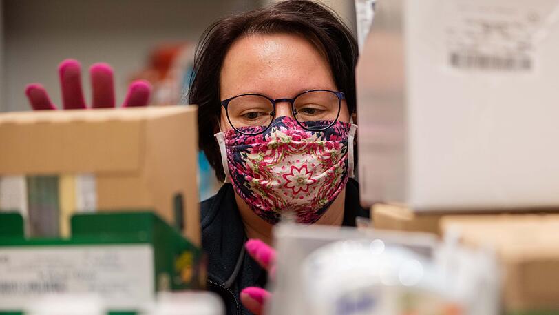 Ab nächster Woche gilt die Maskenpflicht. Bei der Desinfektion der Masken sollte man aber einen wichtigen Punkt beachten. (Symbolbild)