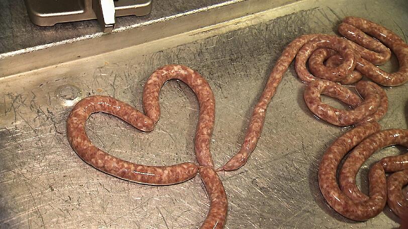 Für Rolf und Janine geht's zum Wurstmachen.