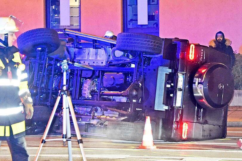 Der Zusammenprall war so heftig, dass der Geländewagen umstürzte.