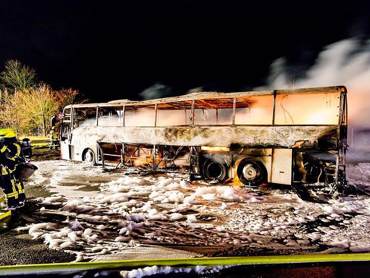 Der ausgebrannte Reisebus steht auf der Autobahn A3.