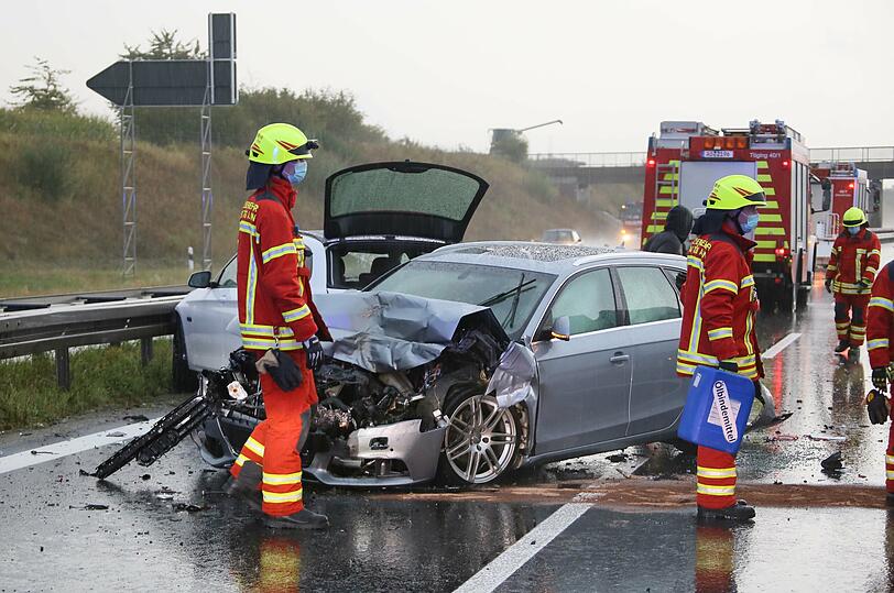 Verkehrsunfall A94 an der AS Töging Richtung Passau: Sechs Pkws und ein Lastwagen sind ineinander gekracht.