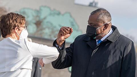 Annegret Kramp-Karrenbauer (CDU), Bundesministerin der Verteidigung, empfängt US-Verteidigungsminister Lloyd Austin im Bundesverteidigungsministerium.
