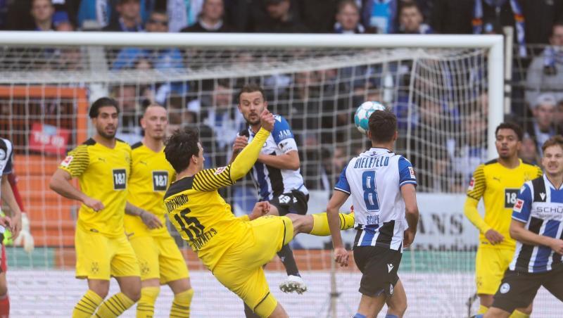 Dortmunds Torschütze Mats Hummels (M.) erzielt den zweiten Treffer.