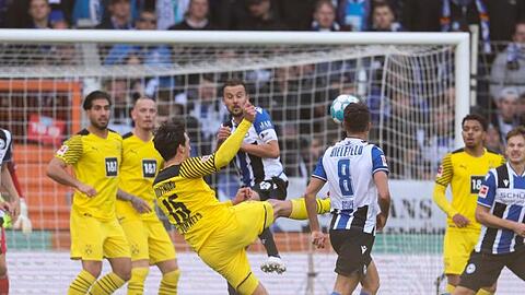 Dortmunds Torschütze Mats Hummels (M.) erzielt den zweiten Treffer.
