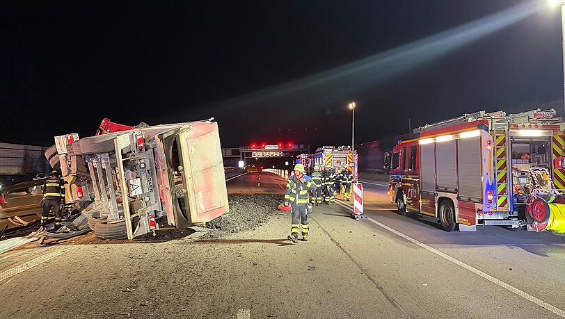 Der Lastwagen kam "aus bislang unbekannten Gr&uuml;nden" nach links von der Fahrbahn ab und durchbrach die Mittelleitplanke.