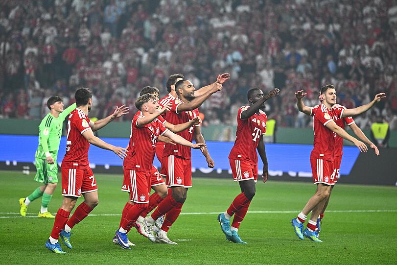 Schon vor der Pokalübergabe feierten die Bayern-Stars mit den Fans in der Kurve. Schon vor der Pokalübergabe feierten die Bayern-Stars mit den Fans in der Kurve.