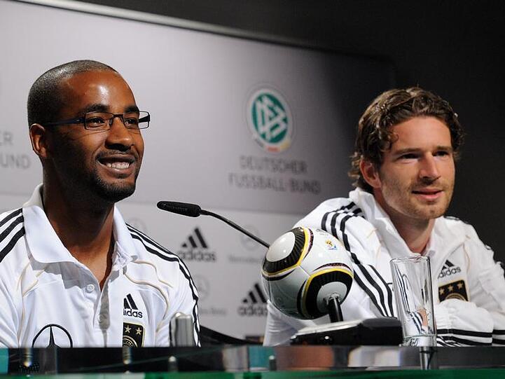 Cacau (l) und Arne Friedrich bei der Pressekonferenz des deutschen Teams.