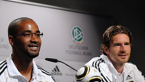 Cacau (l) und Arne Friedrich bei der Pressekonferenz des deutschen Teams.