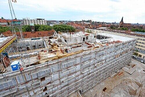Der Rohbau des Dr. Theo-Schöller-Hauses: 20 Meter hoch, 130 Meter lang, 30 breit &ndash; und aufs Dach kommt ein Hubschrauberlandeplatz.
