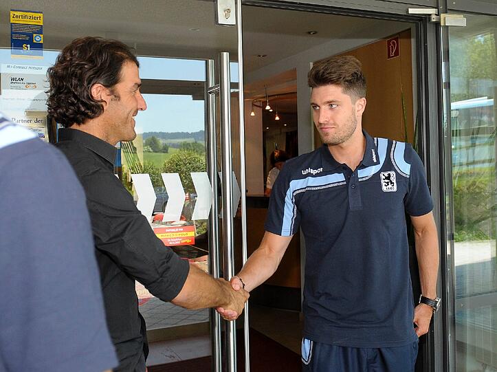 Der Weltmeister von 1990 ließ es sich nicht nehmen, die 1860-Spieler persönlich zu begrüßen - auch Löwen-Neuzugang Moritz Stoppelkamp ist im Trainingslager bereits mit dabei.