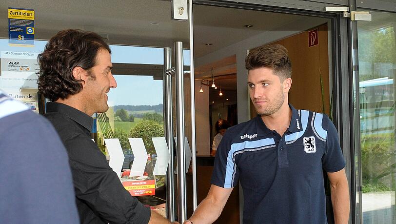 Der Weltmeister von 1990 ließ es sich nicht nehmen, die 1860-Spieler persönlich zu begrüßen - auch Löwen-Neuzugang Moritz Stoppelkamp ist im Trainingslager bereits mit dabei. Der Weltmeister von 1990 ließ es sich nicht nehmen, die 1860-Spieler persönlich zu begrüßen - auch Löwen-Neuzugang Moritz Stoppelkamp ist im Trainingslager bereits mit dabei.