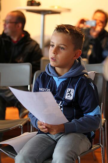 Hier durften zehn Schulkinder ihre Fragen an Youngster Maximilian Wittek und Löwen-Trainer Torsten Fröhling stellen.