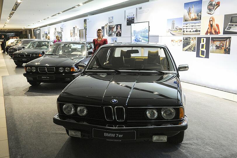 Die Generationen des 7er BMW in Reih und Glied. Der aktuelle ist Nachkomme Nummer 6.