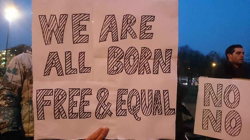 Titel des Plakats: "We are all born free & equal"