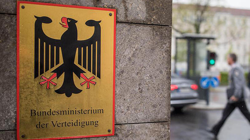 Eingang in Berlin ins Verteidigungsministerium.