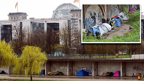 Direkt hinter dem Bundeskanzleramt campieren Obdachlose im Berliner Tiergarten.