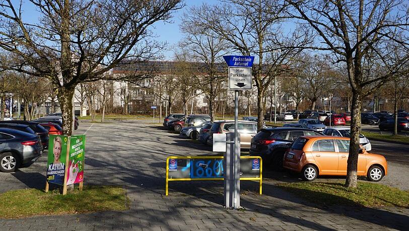 Kommt statt dieses Parkplatzes ein 45-Meter-Turm? Hoffentlich nicht, finden die Stadtviertel-Politiker in Berg am Laim. Kommt statt dieses Parkplatzes ein 45-Meter-Turm? Hoffentlich nicht, finden die Stadtviertel-Politiker in Berg am Laim.