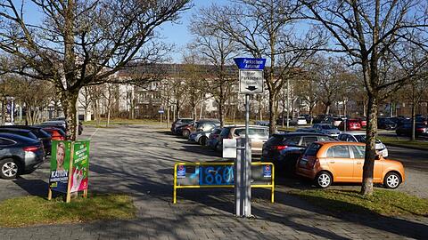Kommt statt dieses Parkplatzes ein 45-Meter-Turm? Hoffentlich nicht, finden die Stadtviertel-Politiker in Berg am Laim.