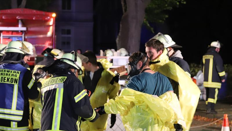 Feuerwehrleute stehen an einer Sammelstelle für die Rettungskräfte beim Gebäude der nordrhein-westfälischen Staatsanwaltschaft.