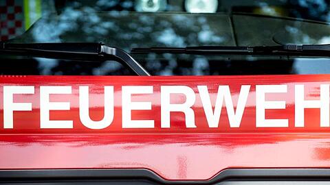 Ein Fahrzeug der Feuerwehr steht am Straßenrand. Foto: Hauke-Christian Dittrich/dpa/Archivbild