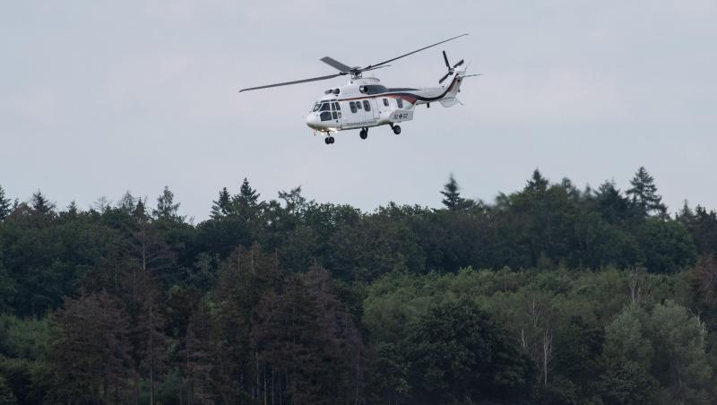 Ein Hubschrauber der Flugbereitschaft der Bundeswehr kreist über der Absturzstelle. Ein Hubschrauber der Flugbereitschaft der Bundeswehr kreist über der Absturzstelle.