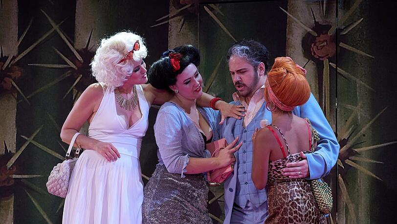 Der Barbier Matija Meic (Figaro) mit den drei Damen des Etablissements von Sevilla.