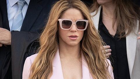 Shakira am 20. November 2023 mit Anwälten vor dem Gericht in Barcelona.
