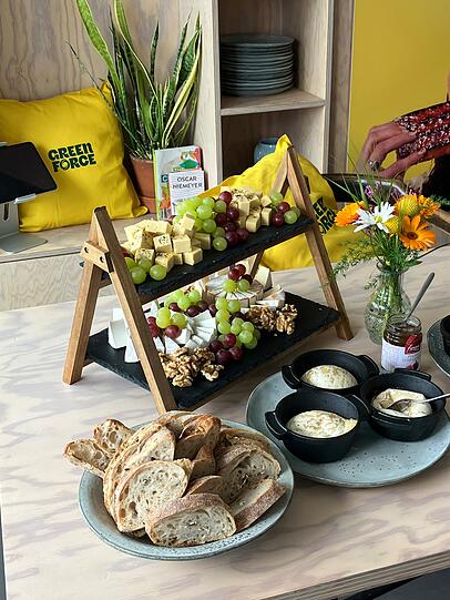 Bald im Sortiment von Greenforce: Veganer Käse. Bald im Sortiment von Greenforce: Veganer Käse.