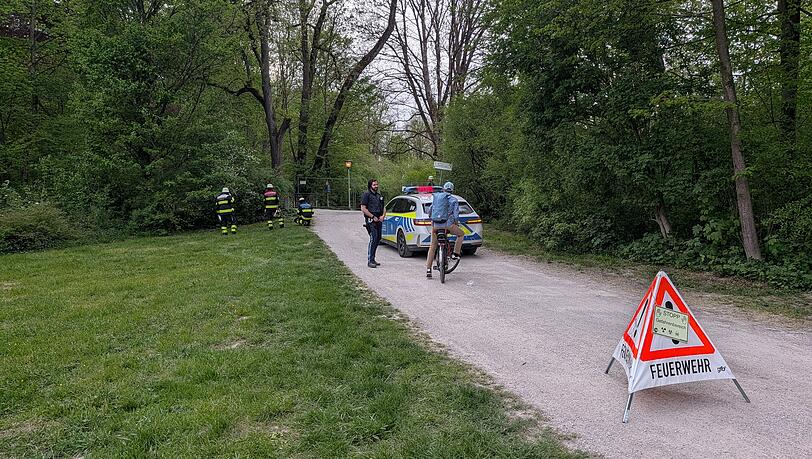 Ein Hobbyforscher hat im Englischen Garten ein H&auml;ufchen grauen Staub, vermutlich Bauschutt, gefunden. Eine Messung mit einem Geigerz&auml;hler ergab einen Wert von 1,5 Mikrosievert. Den hielt der Mann f&uuml;r gef&auml;hrlich und alarmierte den Notruf.