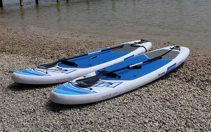 Zwei SUP-Boards bei Possenhofen im Landkreis Starnberg. Zwei SUP-Boards bei Possenhofen im Landkreis Starnberg.