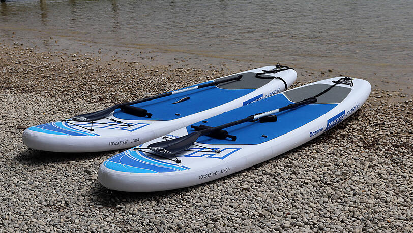 Zwei SUP-Boards bei Possenhofen im Landkreis Starnberg.