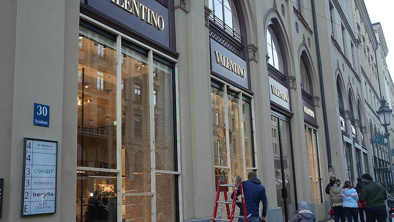 Präventiver Barrikadenbau an der Münchner Valentino-Boutique in der Maximilianstraße am Vorabend der bundesweiten Jugendproteste. Präventiver Barrikadenbau an der Münchner Valentino-Boutique in der Maximilianstraße am Vorabend der bundesweiten Jugendproteste.