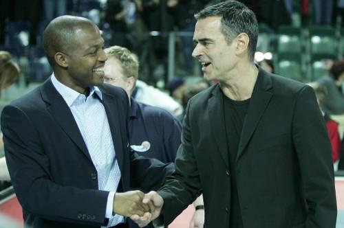 Vom Parkett an die Bande: Ex-Brose-Star Derrick Taylor (hier mit National-Trainer Dirk Bauermann, rechts) löst Alex Krüger als NBC-Coach ab.