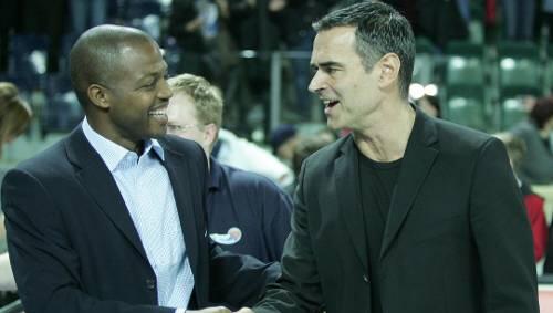 Vom Parkett an die Bande: Ex-Brose-Star Derrick Taylor (hier mit National-Trainer Dirk Bauermann, rechts) löst Alex Krüger als NBC-Coach ab. Vom Parkett an die Bande: Ex-Brose-Star Derrick Taylor (hier mit National-Trainer Dirk Bauermann, rechts) löst Alex Krüger als NBC-Coach ab.