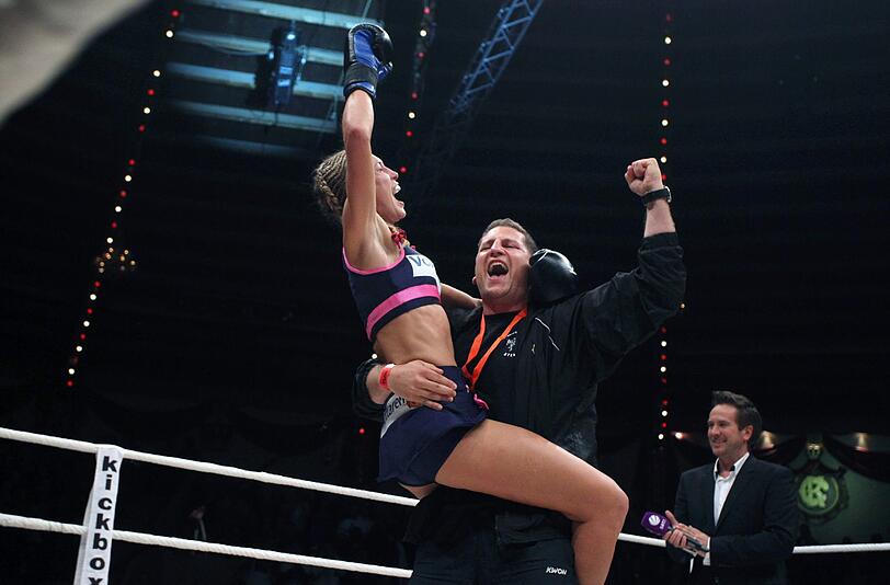 Kam kaum ins Schwitzen im Circus Krone: Kickbox-Weltmeisterin Christine Theiss nach ihrem Sieg gegen Martina Müllerova. Hier gibts die besten Bilder vom Fight zum Durchklicken!