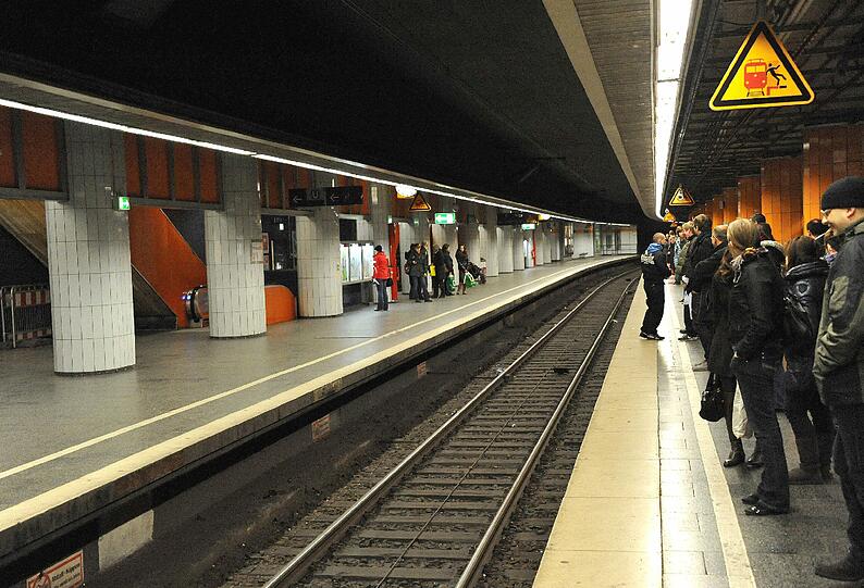 Am Marienplatz löste die Polizei am Sonntagmorgen eine Schlägerei auf. Zwei stark Betrunkene waren sich in die Haare geraten. (Archivbild)