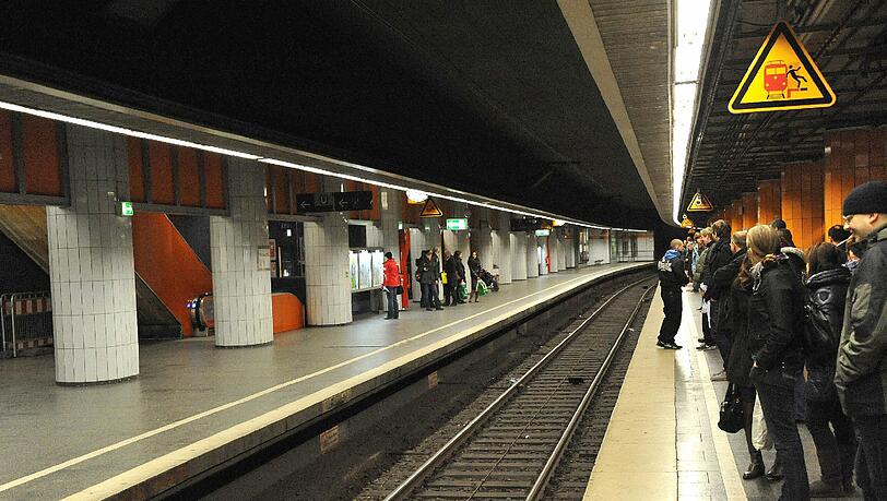 Am Marienplatz löste die Polizei am Sonntagmorgen eine Schlägerei auf. Zwei stark Betrunkene waren sich in die Haare geraten. (Archivbild) Am Marienplatz löste die Polizei am Sonntagmorgen eine Schlägerei auf. Zwei stark Betrunkene waren sich in die Haare geraten. (Archivbild)