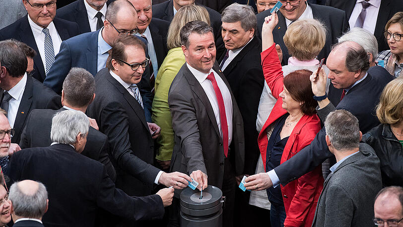 Bundesverkehrsminister Alexander Dobrindt (l, CSU) und zahlreiche Mitglieder des Bundestages geben am Freitag nach der Debatte über die Pkw-Maut im Deutschen Bundestag in Berlin ihre Stimmkarten ab. Bundesverkehrsminister Alexander Dobrindt (l, CSU) und zahlreiche Mitglieder des Bundestages geben am Freitag nach der Debatte über die Pkw-Maut im Deutschen Bundestag in Berlin ihre Stimmkarten ab.