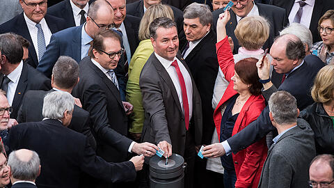 Bundesverkehrsminister Alexander Dobrindt (l, CSU) und zahlreiche Mitglieder des Bundestages geben am Freitag nach der Debatte über die Pkw-Maut im Deutschen Bundestag in Berlin ihre Stimmkarten ab.