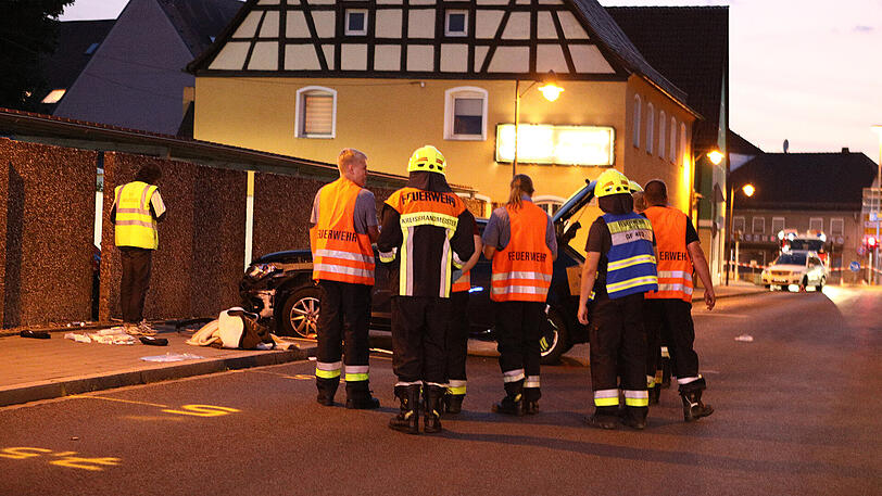 Der Pkw kam von der Straße ab und erfasste eine Familie auf dem Gehsteig. Zuvor wurde der Fahrer von einer Biene gestochen.