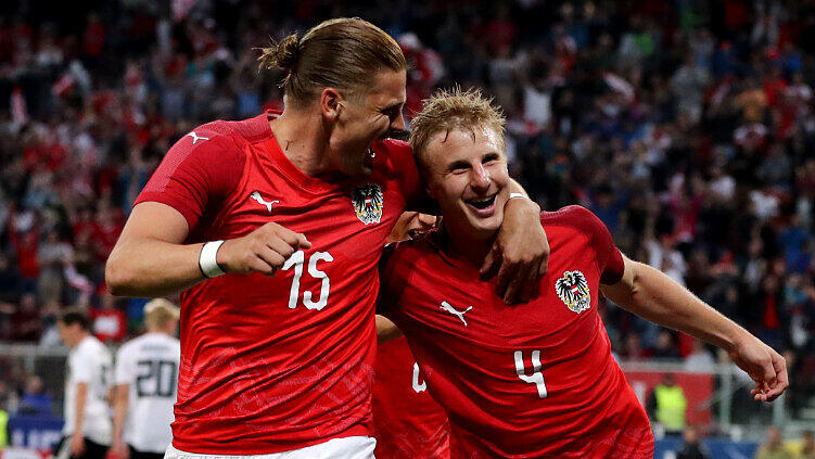 4. Martin Hinteregger (rechts, neben Sebastian Prödl) trifft für Österreich gegen Deutschland.