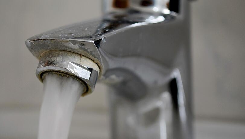 Die Täter spielten an den Wasserhähnen herum, währenddessen stahlen sie Schmuck und Geld. Foto: dpa Die Täter spielten an den Wasserhähnen herum, währenddessen stahlen sie Schmuck und Geld. Foto: dpa