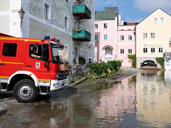 Ein Feuerwehrauto steht in der überschwemmten Altstadt von Passau. Foto: Sven Hoppe/dpa