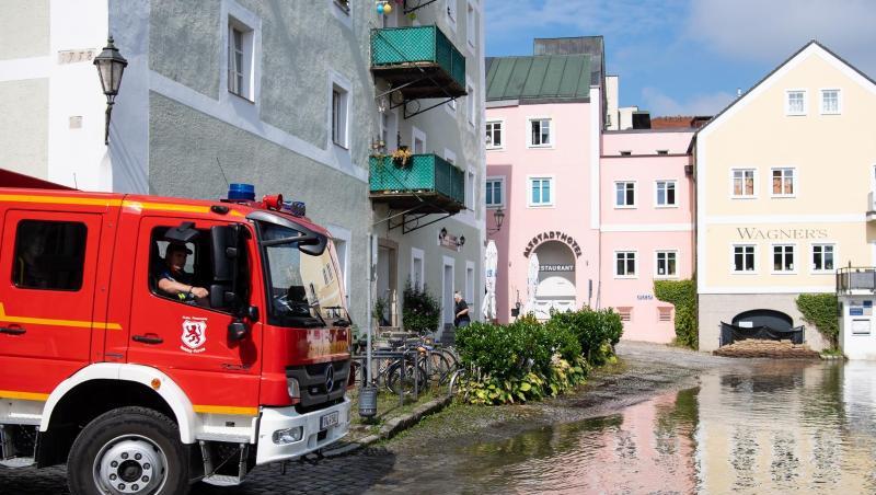 Ein Feuerwehrauto steht in der überschwemmten Altstadt von Passau. Foto: Sven Hoppe/dpa Ein Feuerwehrauto steht in der überschwemmten Altstadt von Passau. Foto: Sven Hoppe/dpa