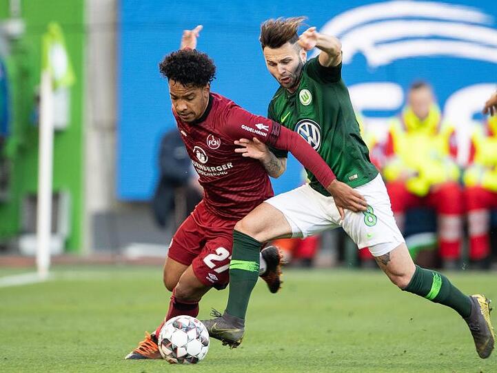 Nürnbergs Matheus Pereira (l) spielt gegen Wolfsburgs Renato Steffen. Foto: Swen Pförtner
